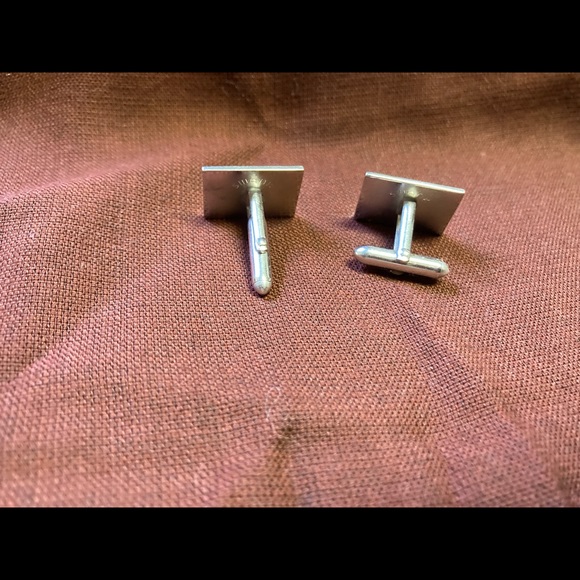 Silver-Toned Crocodile Patterned Cuff Links - Picture 2 of 3